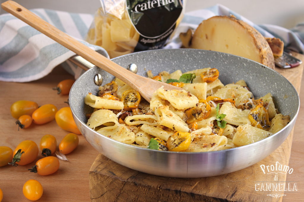 Mezzi paccheri Caterina con datterino giallo confit e caciocavallo podolico